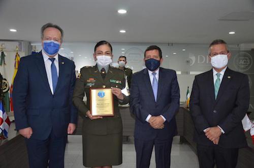 En la foto, de izquierda a derecha, los señores: Miguel Velásquez Olea, director ejecutivo de BASC Bogotá, Capitán Alhejandra Makgnolia Sepúlveda, Ricardo Ernesto Sanabria Ramírez, presidente de la Junta Directiva de BASC Colombia, y Luis Bernardo Benjumea Martínez, director ejecutivo de BASC Colombia.